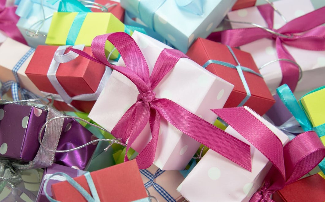 Best Wedding Gifts for Bride and Groom from Family Members